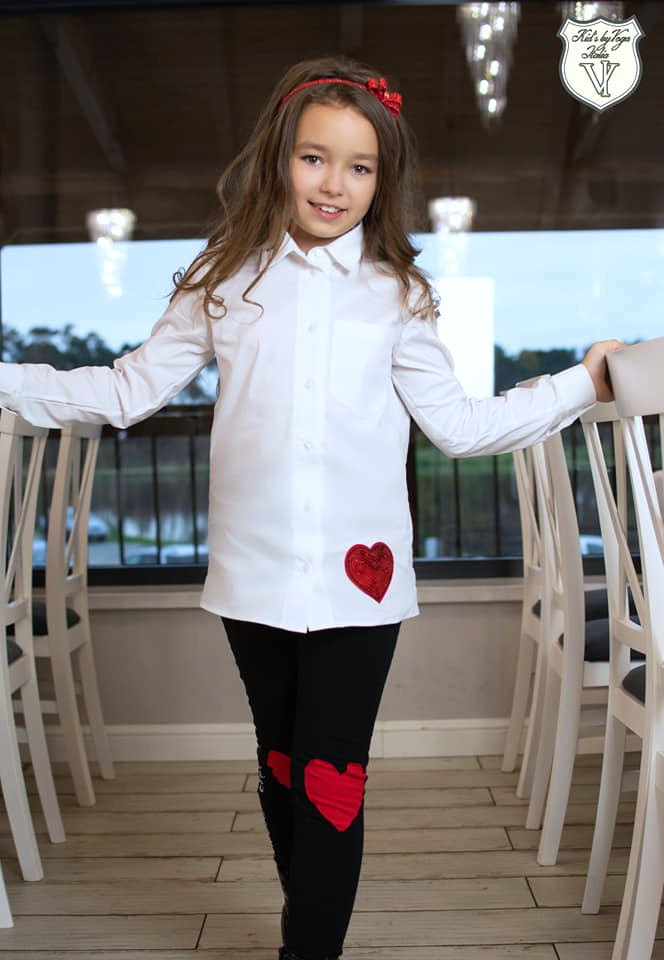 Elegant LOVE shirt with print and sequin heart Elegant LOVE shirt with print and sequin heart
