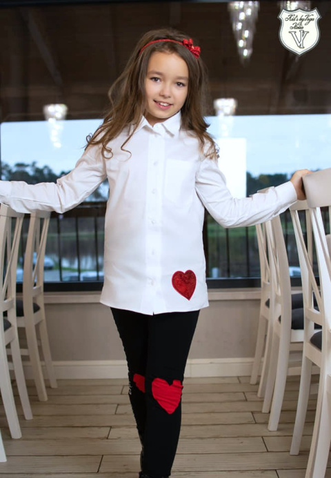 Elegant LOVE shirt with print and sequin heart Elegant LOVE shirt with print and sequin heart