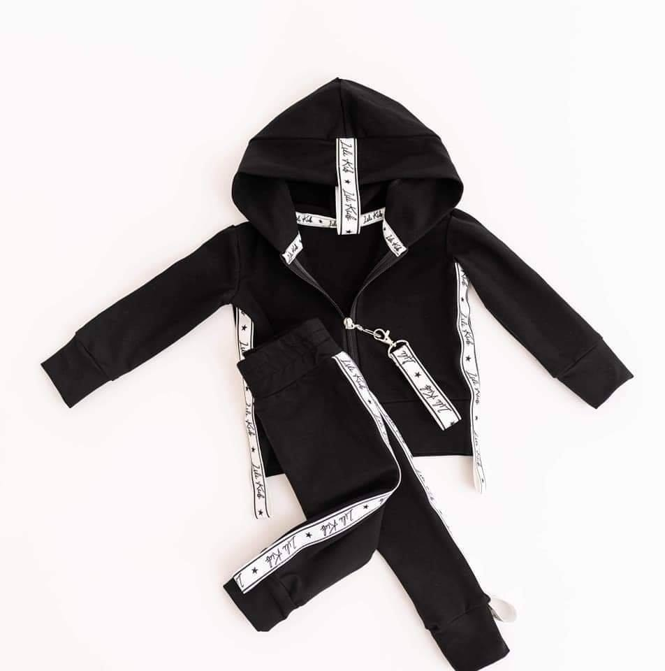 Velour lily tracksuit with straps and with pin - black Velour lily tracksuit with straps and with pin - black