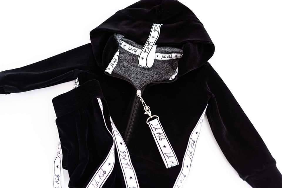 Velour lily tracksuit with straps and with pin - black Velour lily tracksuit with straps and with pin - black