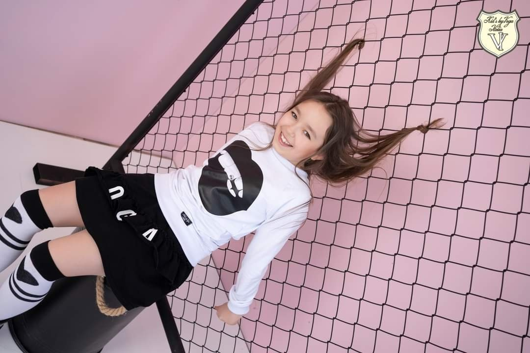 VOGA Black Lips Sweatshirt VOGA Black Lips Sweatshirt