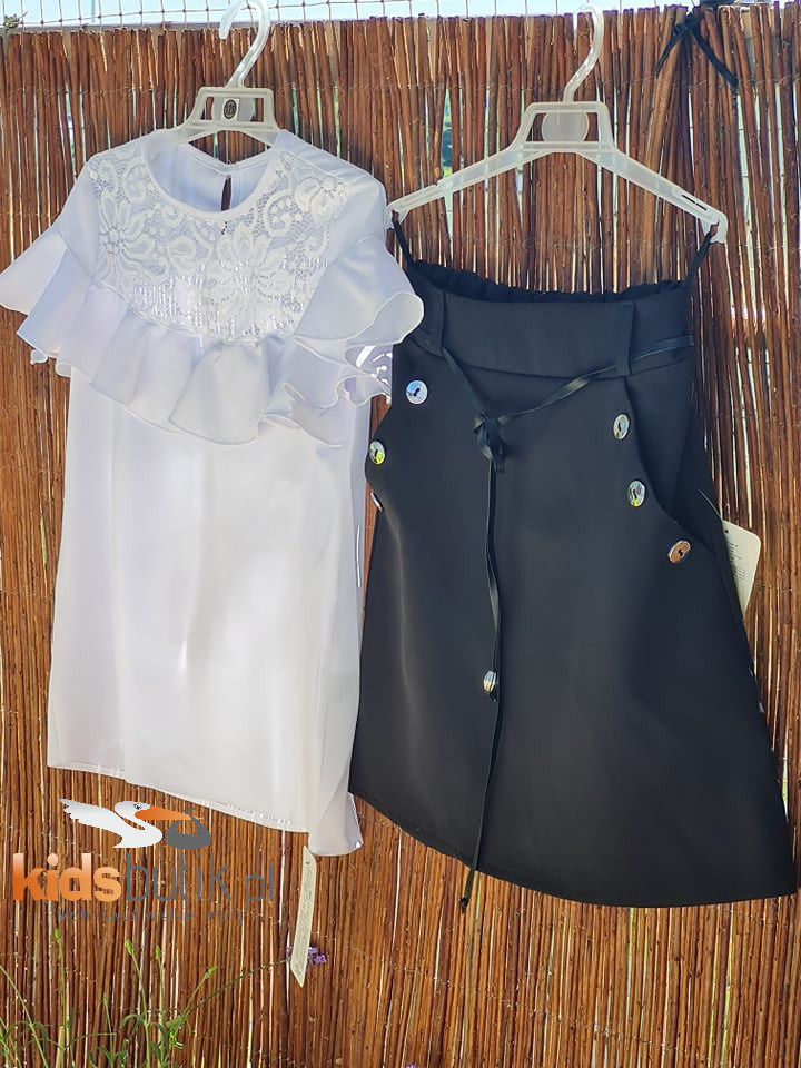 Elegant Spanish blouse with lace and frilled skirt Elegant Spanish blouse with lace and frilled skirt