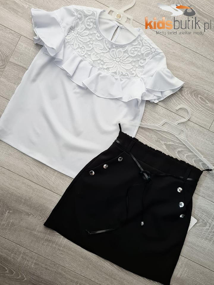 Elegant Spanish blouse with lace and frilled skirt Elegant Spanish blouse with lace and frilled skirt