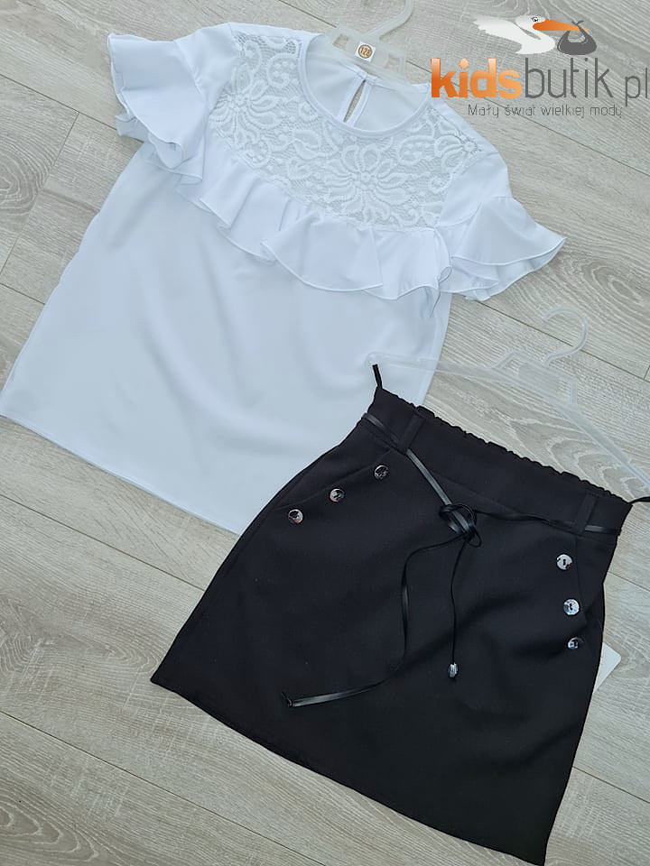 Elegant Spanish blouse with lace and frilled skirt Elegant Spanish blouse with lace and frilled skirt