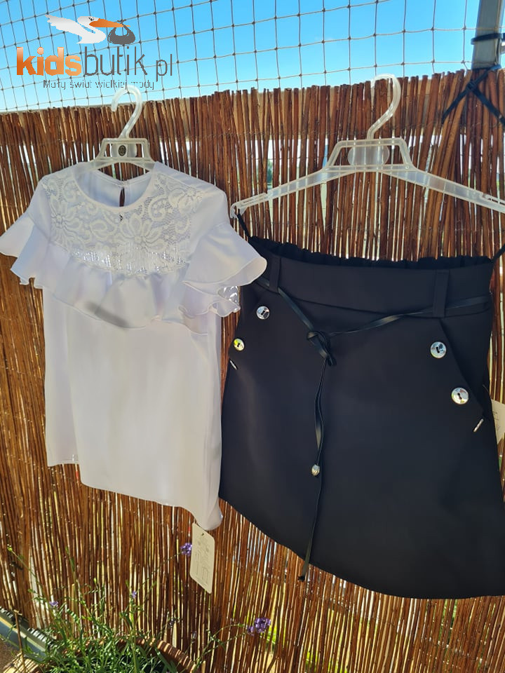 Elegant Spanish blouse with lace and frilled skirt Elegant Spanish blouse with lace and frilled skirt