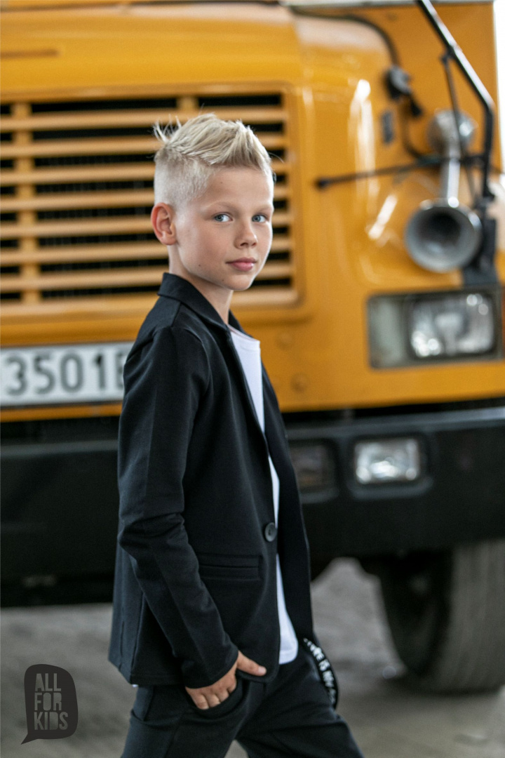 Sporty, smooth suit with detachable braces - black Sporty, smooth suit with detachable braces - black
