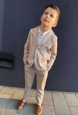 A sporty elegant houndstooth suit