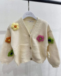 Akrylowy, rozpinany sweterek z kwiatami - cream