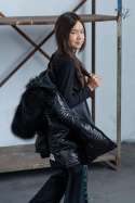 Zimowa, pikowana kurtka z obszernym futrem i szelkami - czarna