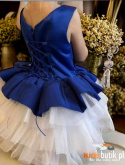 Elegancka, satynowa sukienka z kwiatową aplikacją i tiulowymi falbankami - granatowa