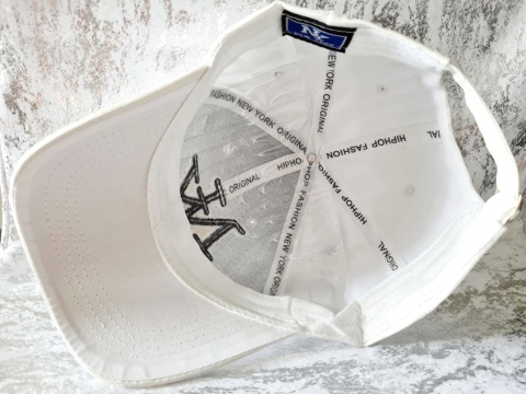 Czapka z daszkiem, siatką i regulacją NY Classic - biała Czapka z daszkiem, siatką i regulacją NY Classic - biała