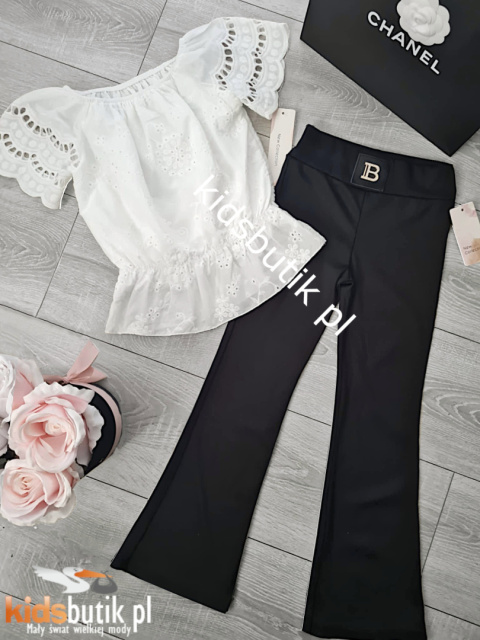 Elegancka biała bluzka z haftem i ażurowymi rękawami Elegancka biała bluzka z haftem i ażurowymi rękawami