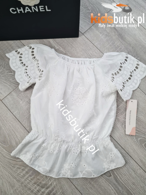 Elegancka biała bluzka z haftem i ażurowymi rękawami Elegancka biała bluzka z haftem i ażurowymi rękawami