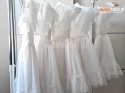 Elegancka sukienka z piórkami i zdejmowanym kwiatem - ecru