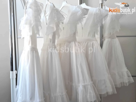 Elegancka sukienka z piórkami i zdejmowanym kwiatem - ecru Elegancka sukienka z piórkami i zdejmowanym kwiatem - ecru
