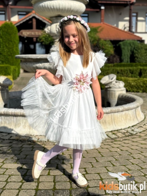 Elegancka sukienka z piórkami i zdejmowanym kwiatem - ecru Elegancka sukienka z piórkami i zdejmowanym kwiatem - ecru