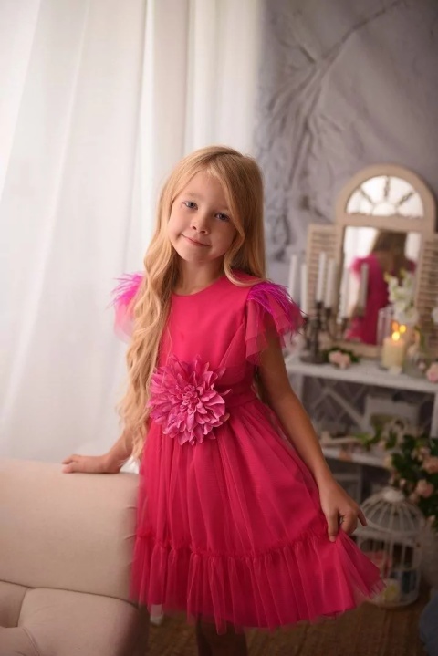 Elegancka sukienka z piórkami i zdejmowanym kwiatem - fuksja