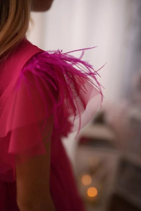 Elegancka sukienka z piórkami i zdejmowanym kwiatem - fuksja