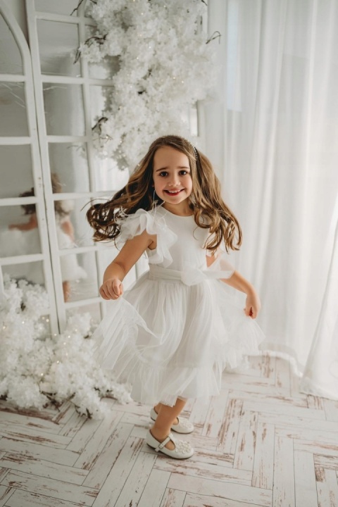 Elegancka sukienka z piórkami i złotą klamrą z cyrkoniami - ecru