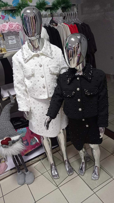 Elegancki garnitur ze spódnicą i z perełkami - biały Elegancki garnitur ze spódnicą i z perełkami - biały