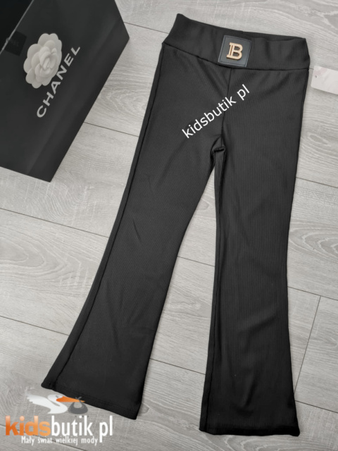 Eleganckie spodnie dzwony prążek ze złotą literką B - czarne Eleganckie spodnie dzwony prążek ze złotą literką B - czarne