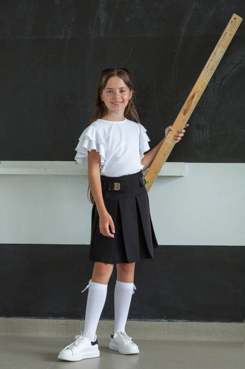 PRZEDSPRZEDAŻ - Elegancka plisowana spódnica ze złotymi literkami PRZEDSPRZEDAŻ - Elegancka plisowana spódnica ze złotymi literkami