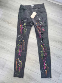 Spodnie jeans rurki z przetarciami nakrapiane - czarny