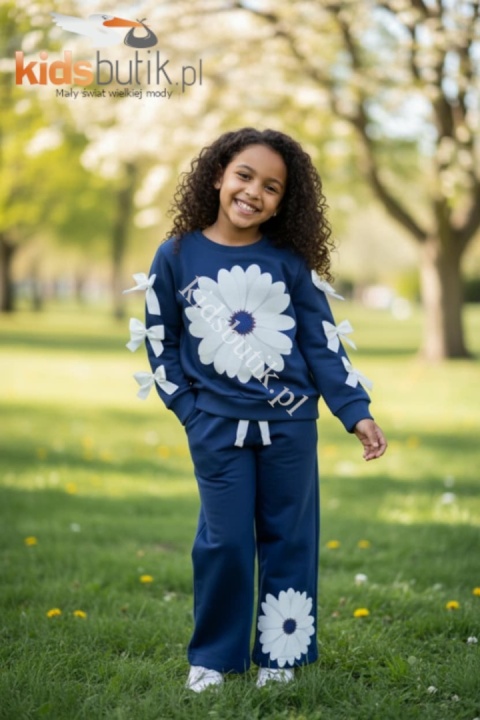 Dres premium z kwiatowym nadrukiem, broszką i kokardkami - granat