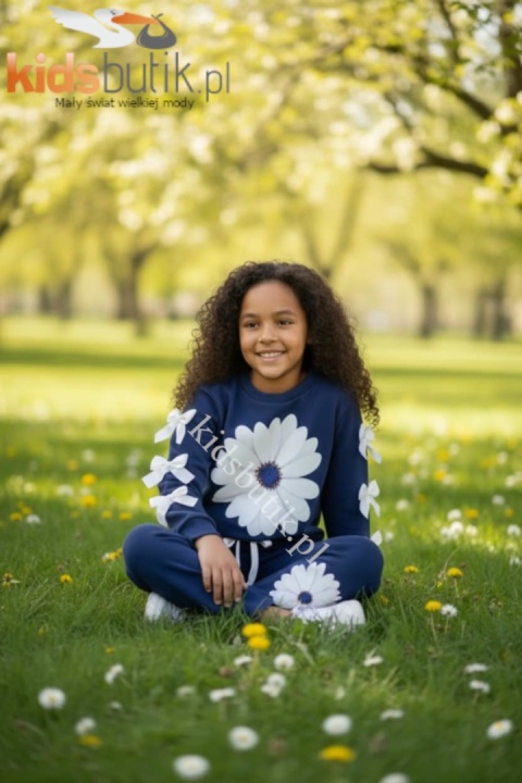 Dres premium z kwiatowym nadrukiem, broszką i kokardkami - granat