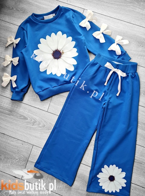 Dres premium z kwiatowym nadrukiem, broszką i kokardkami - chaber