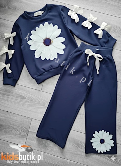 Dres premium z kwiatowym nadrukiem, broszką i kokardkami - granat