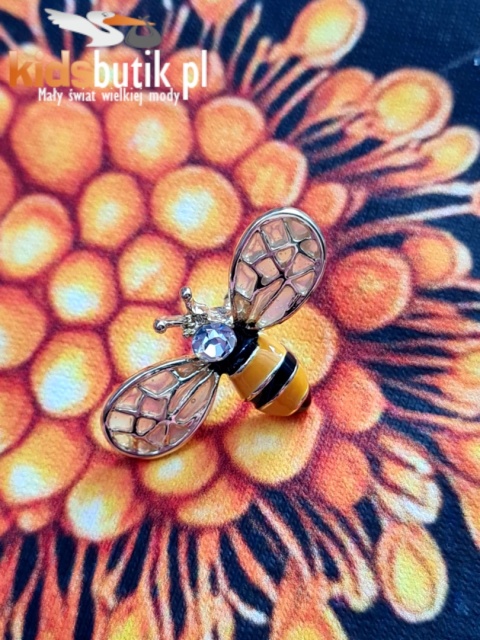 Dres premium z kwiatowym nadrukiem, broszką i kokardkami - róż