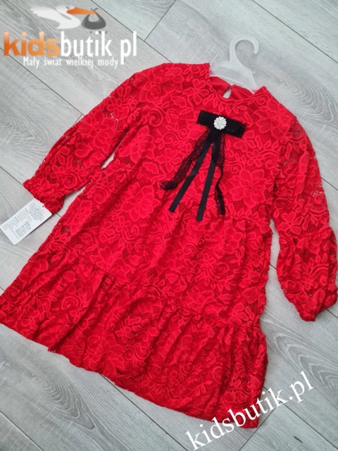 Elegancka sukienka z miękkiej koronki z odpinaną broszką