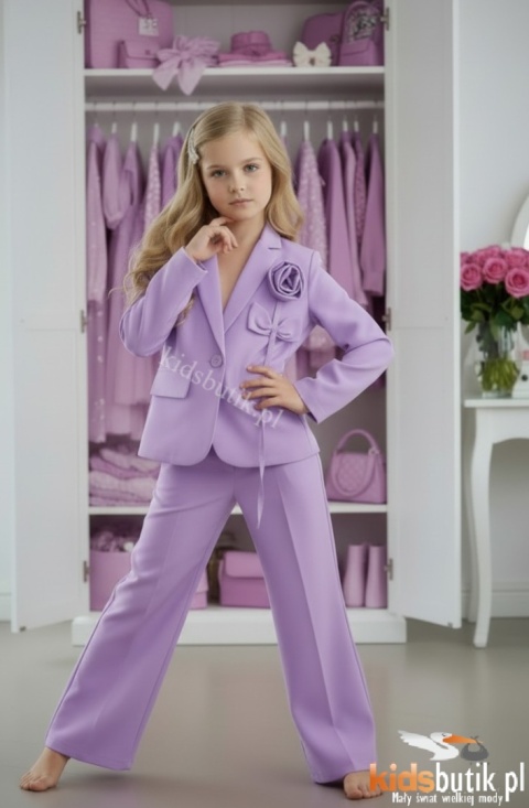Elegancki garnitur z doszywanym kwiatem - lilia