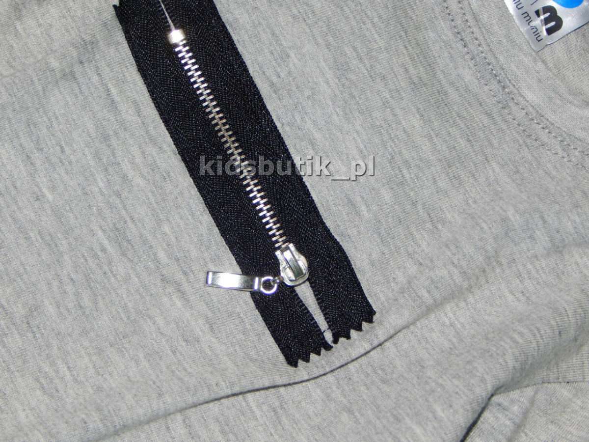 Stylowy tshirt z metalowym zamkiem Stylowy tshirt z metalowym zamkiem