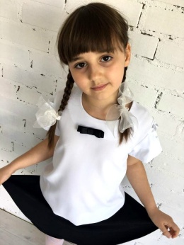 Elegancka biała bluzeczka z czarną kokardką