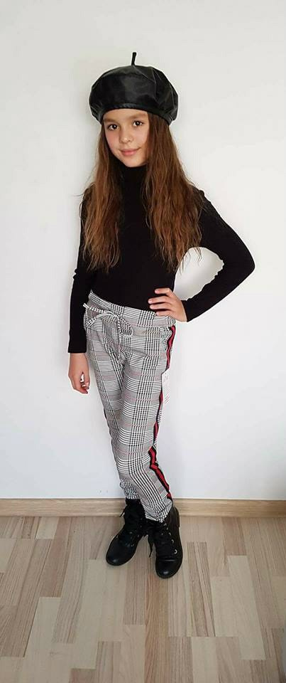 Elegancko sportowe spodnie w pepitkę z lampasami Elegancko sportowe spodnie w pepitkę z lampasami