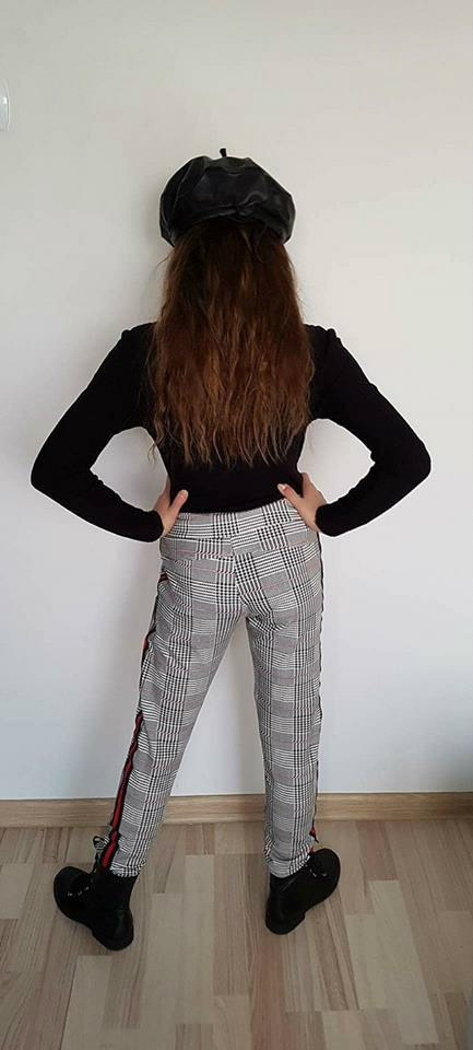 Elegancko sportowe spodnie w pepitkę z lampasami Elegancko sportowe spodnie w pepitkę z lampasami